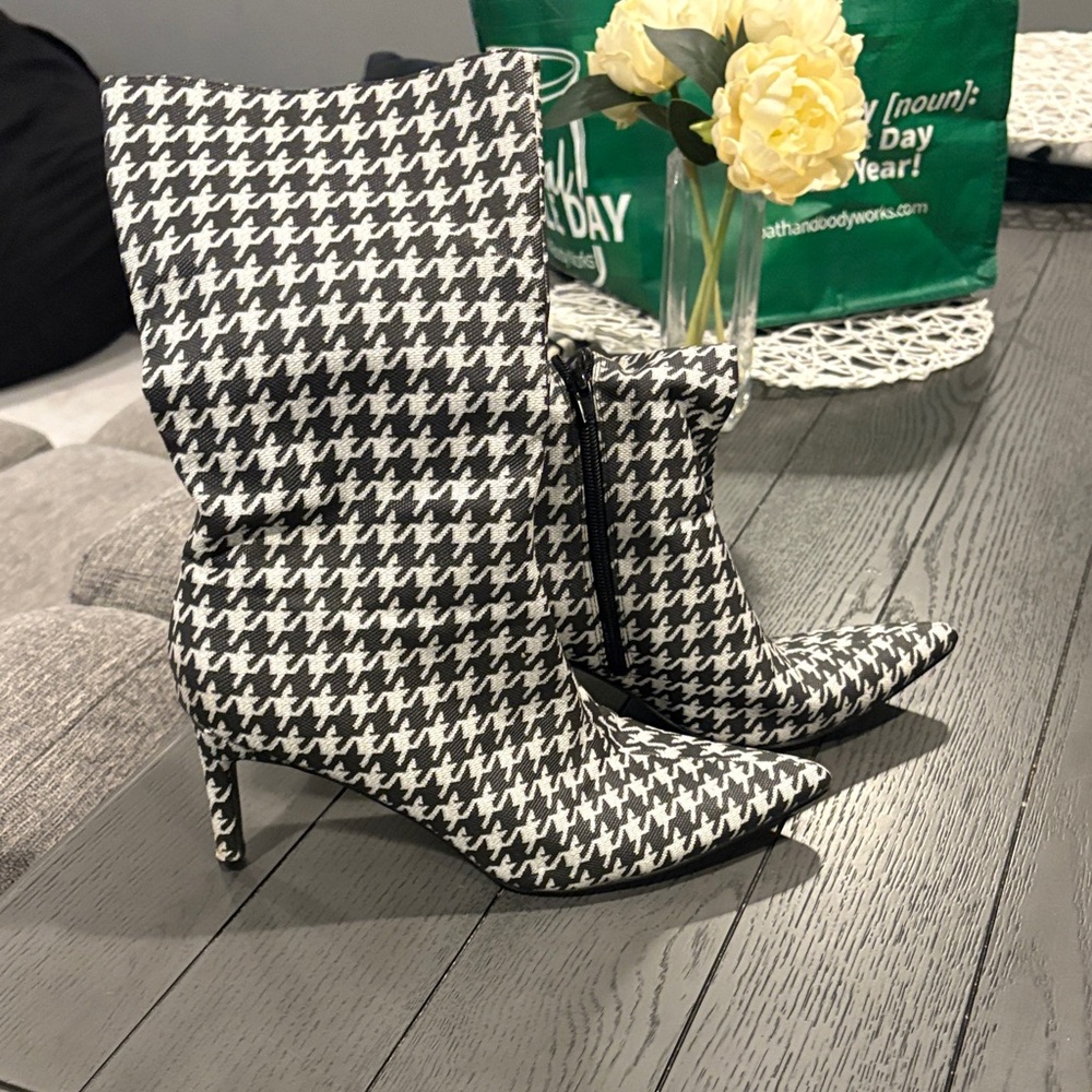 Stylish Black and White Houndstooth Women's Boots
